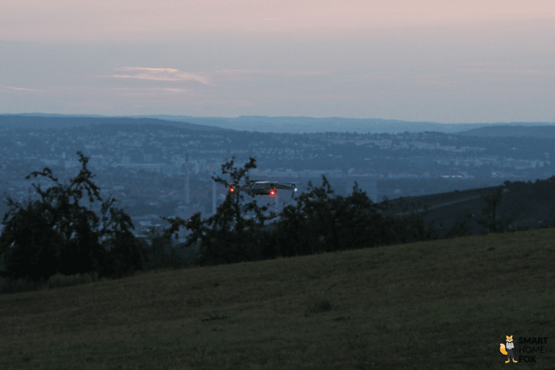 Die DJI Air 2S schwebt gerade in der Luft